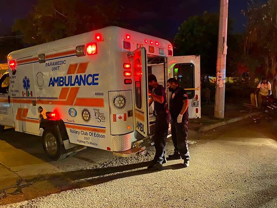 Motociclista resulta lesionado luego de chocar contra un auto en Mazatlán