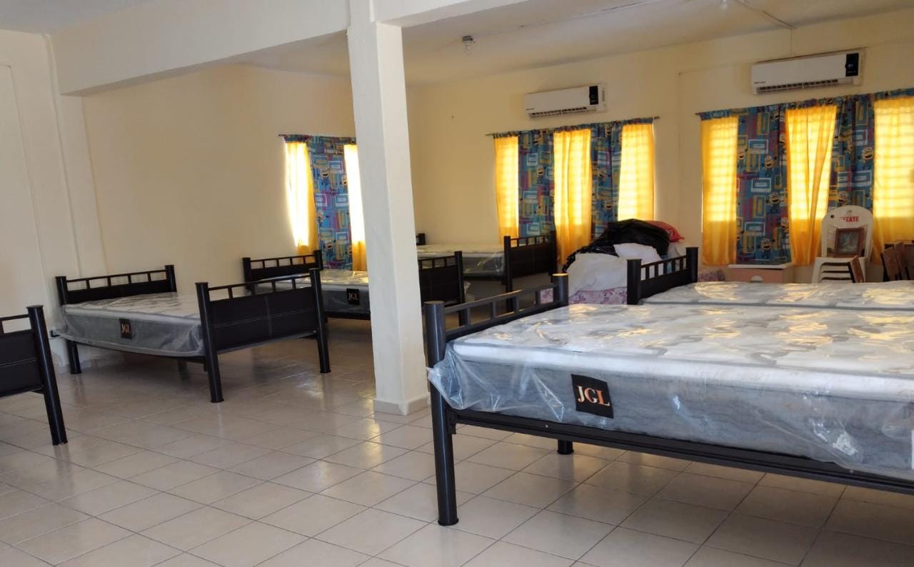 Donan hijos del “Chapo” Guzmán muebles y aires acondicionados a la Ciudad de los Niños
