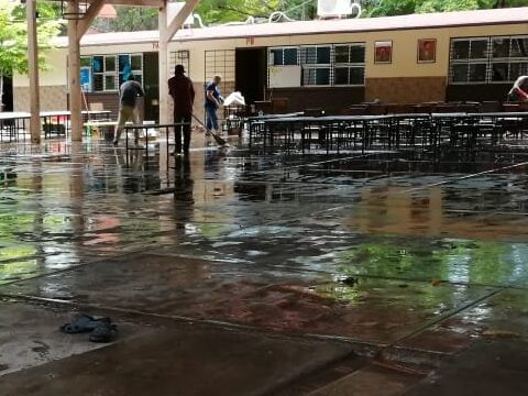 Jurisdicción Sanitaria programa fumigaciones y visitas a escuelas afectadas por lluvias en Ahome, Sinaloa
