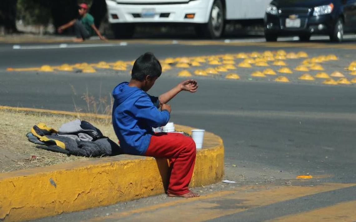 Crece problema de pedigüeños en cruces viales de Los Mochis; tránsito busca ayuda de DIF y Seguridad Pública