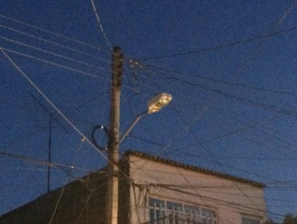 Sigue CFE dejando a oscuras las calles de Los Mochis, corta servicio a luminarias cercanas a Seguridad Pública