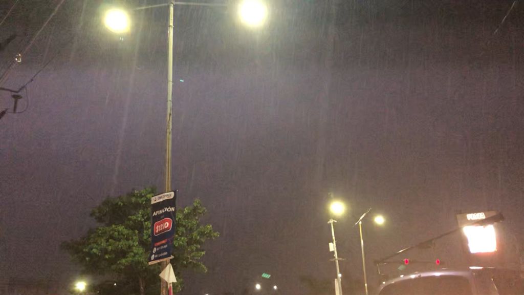 Fuerte lluvia azota Culiacán, tras días de intenso calor