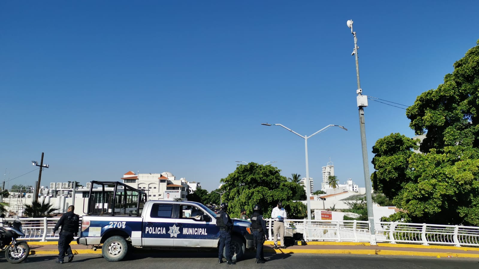 Encapuchados que bajaron con armas largas de un auto blanco, los que balearon las videocámaras en Culiacán