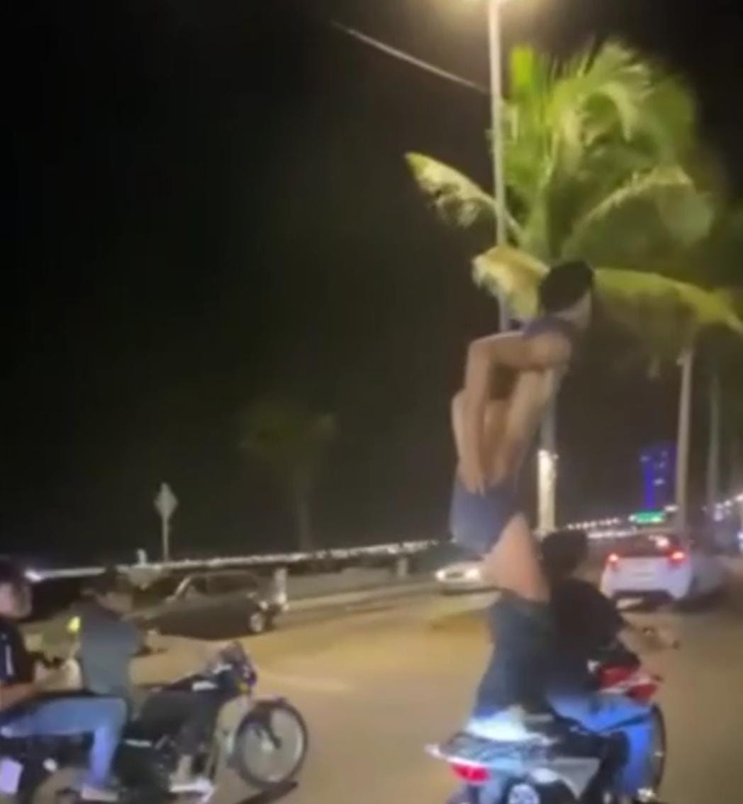 Motociclistas se desnudan en el malecón de Mazatlán
