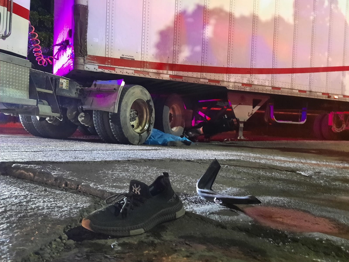 Motociclista de tan sólo 16 años fallece al ser arrollado por un tráiler en el sector Barrancos, en Culiacán