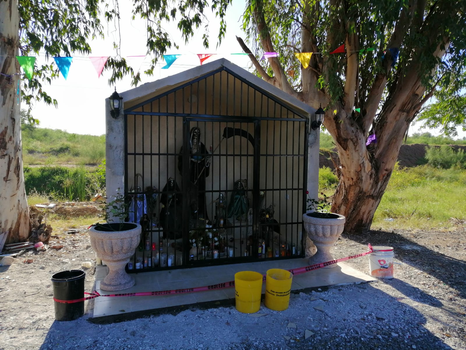 Construyen capilla de la Santa Muerte a las orillas del bulevar Macario Gaxiola en Los Mochis