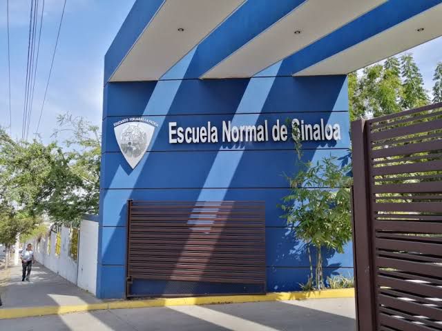 Maestros respaldan al director de la Normal, luego de que otro grupo pidiera su destitución