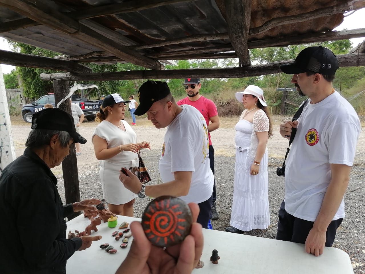 Atrapan Las Labradas a rusos, griegos y estadounidenses, llegan de visita a la zona arqueológica