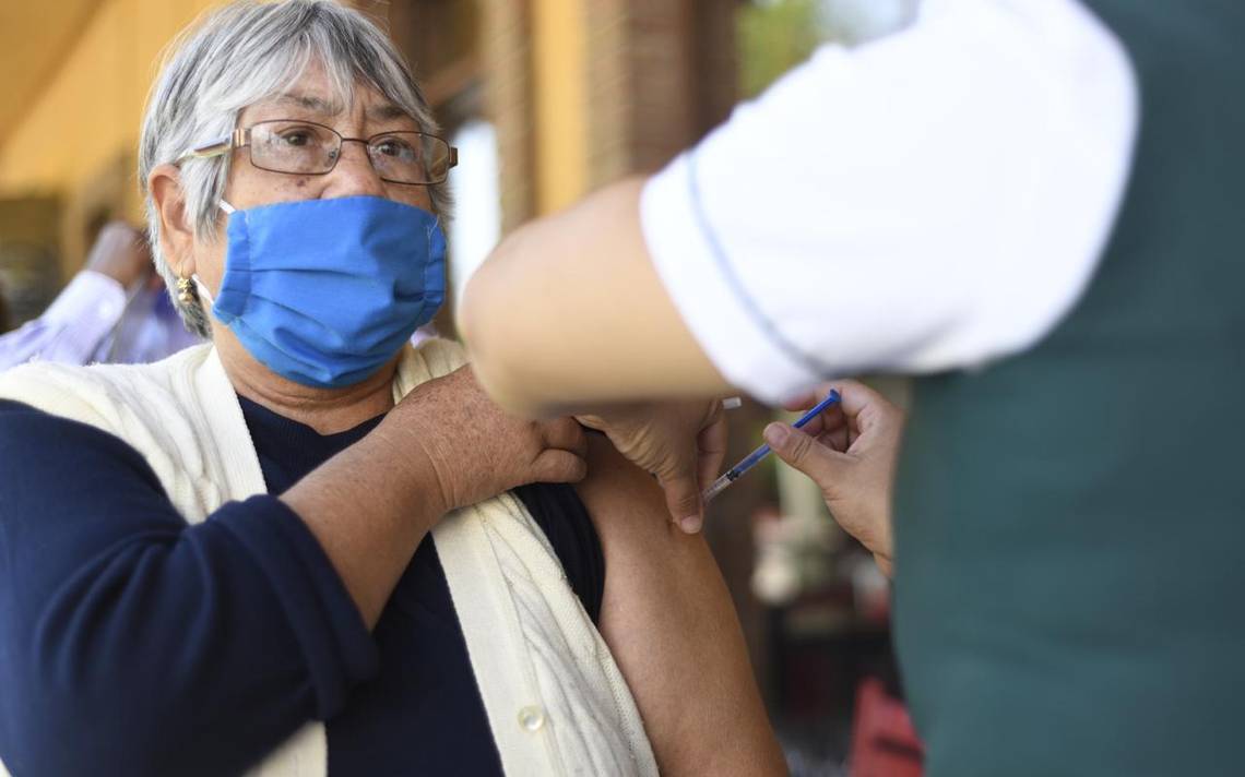 Confirma AMLO que habrá vacunación de refuerzo para maestros y adultos mayores ‘lo más pronto’