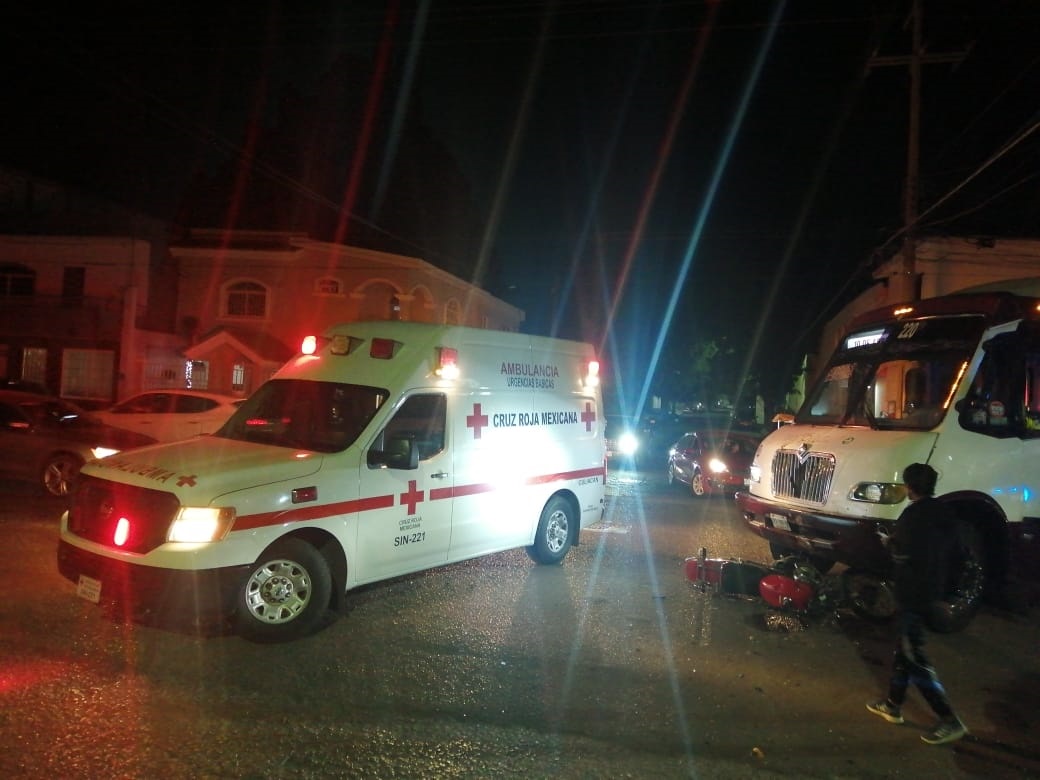 Motociclista resulta con la pierna casi amputada tras ser atropellado por un camión en el Centro de Culiacán