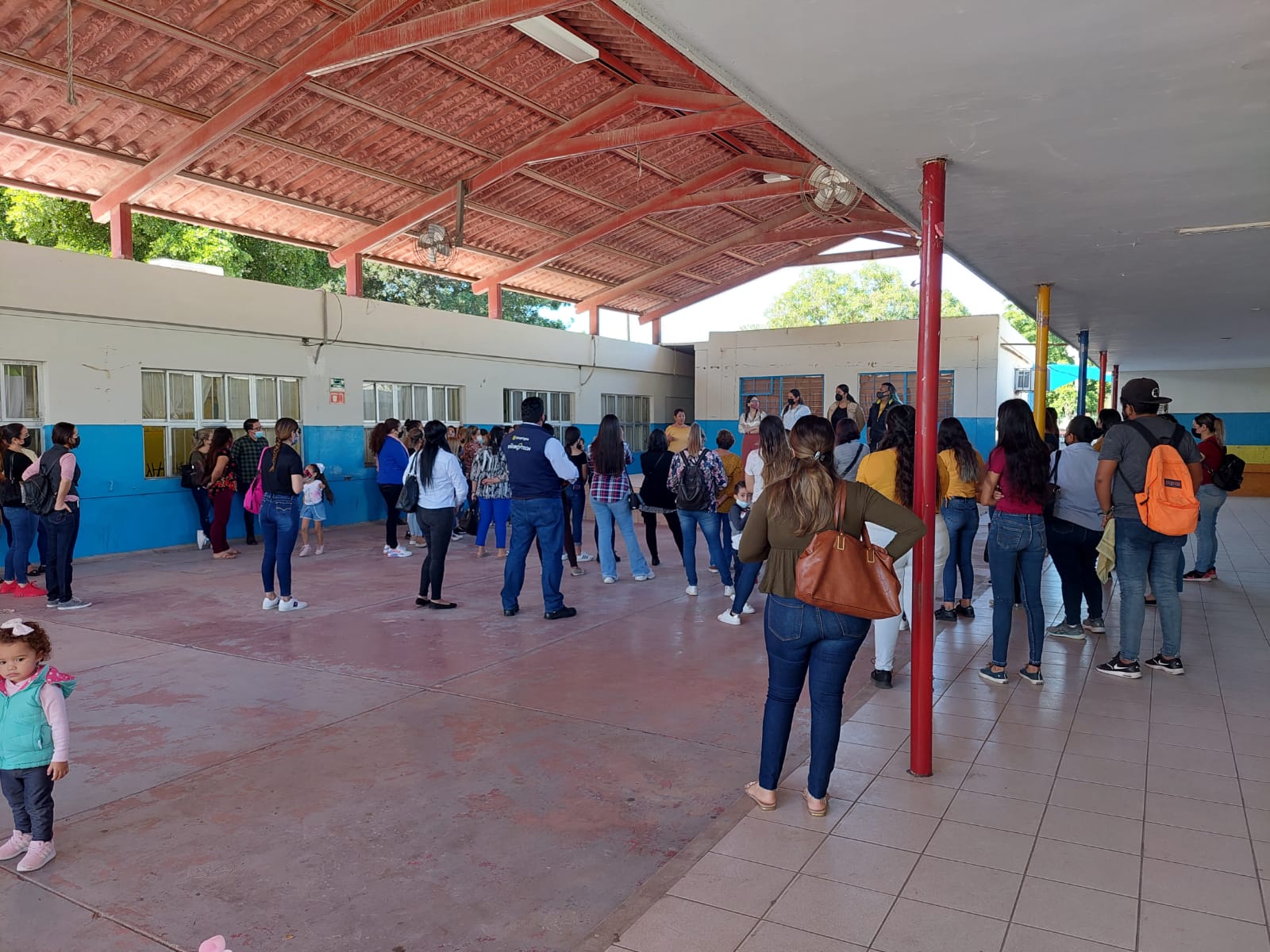 Exigen clases presenciales padres de familia de kínder ‘Justo Sierra’;  se confrontan con directora