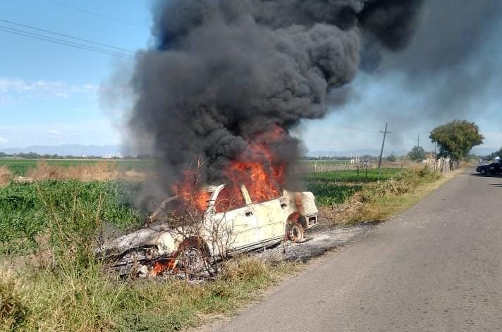 Fuego consume en su totalidad a un vehículo que se incendió por la carretera Guasave León Fonseca