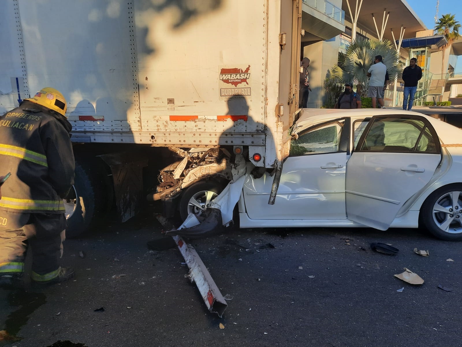 Aparatoso accidente sobre el bulevar Pedro Infante de Culiacán, deja una persona gravemente herida