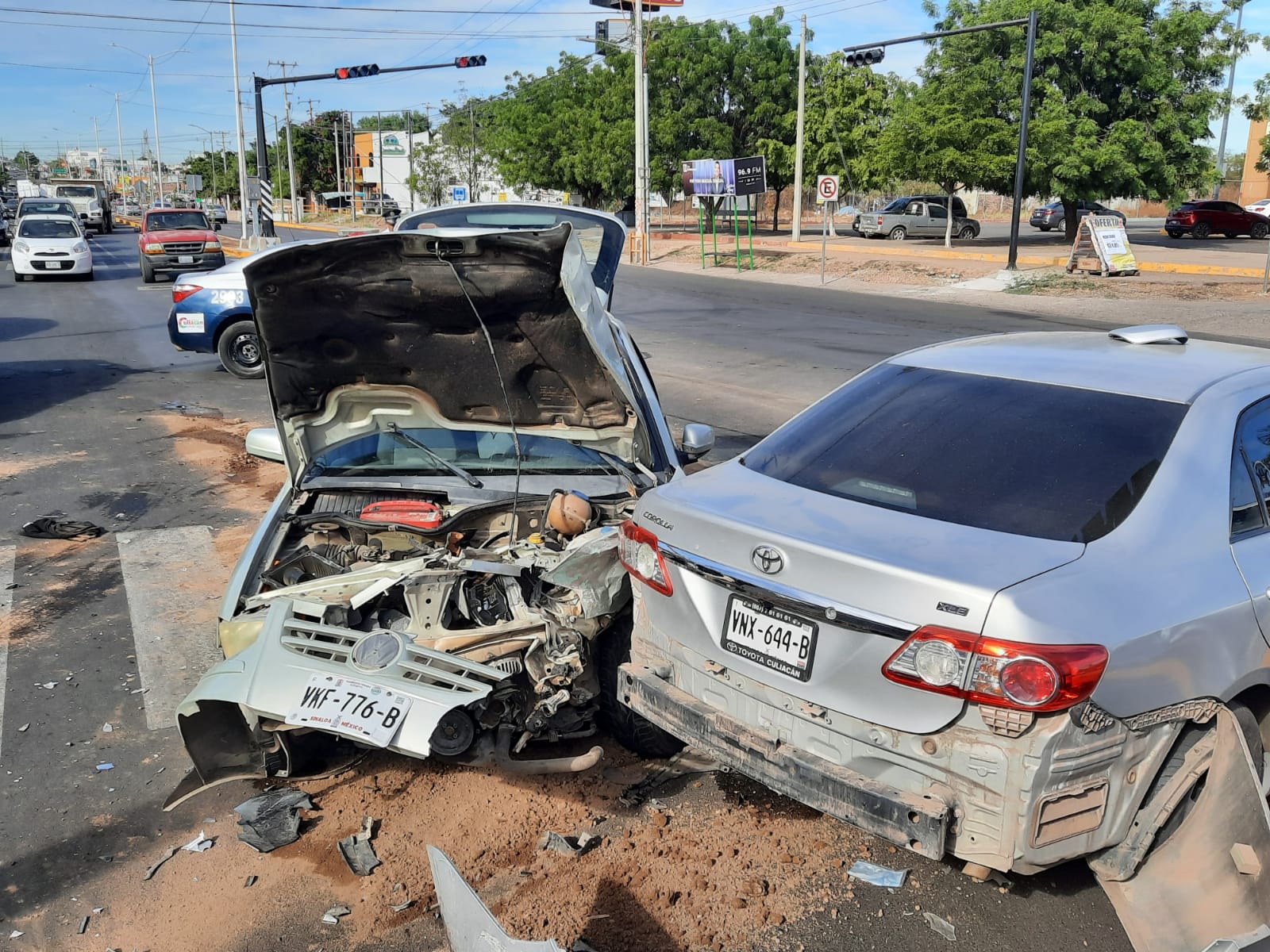 Fuerte choque al oriente de Culiacán deja tres personas lesionadas y considerables daños