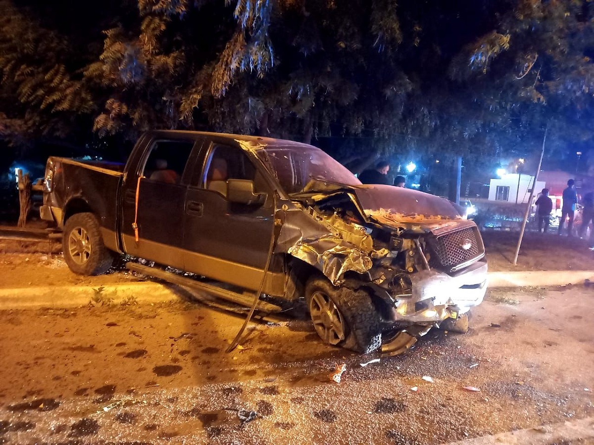 Dos hombres heridos deja fuerte accidente en la entrada al sector La Gloria, en Guamúchil