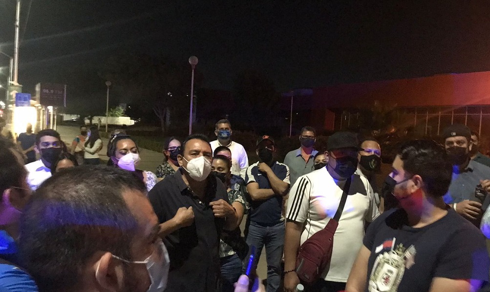“Truenan” vecinos de Valle Alto por bloqueo en las afueras del Hospital de la Mujer; no hay acuerdos