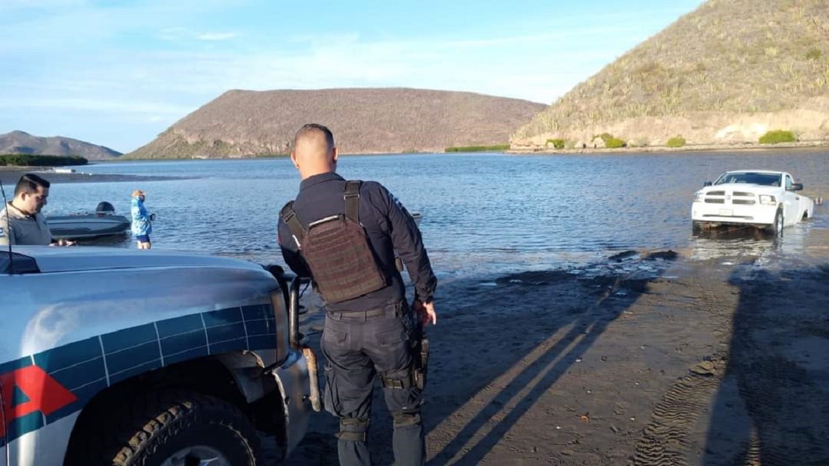Policía Turística saca camioneta del mar en El Maviri