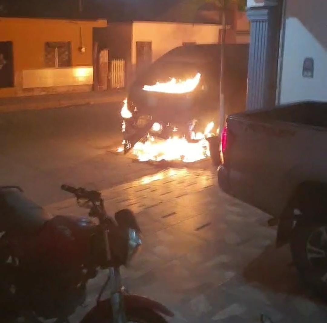 Queman tres vehículos del expresidente municipal de Escuinapa