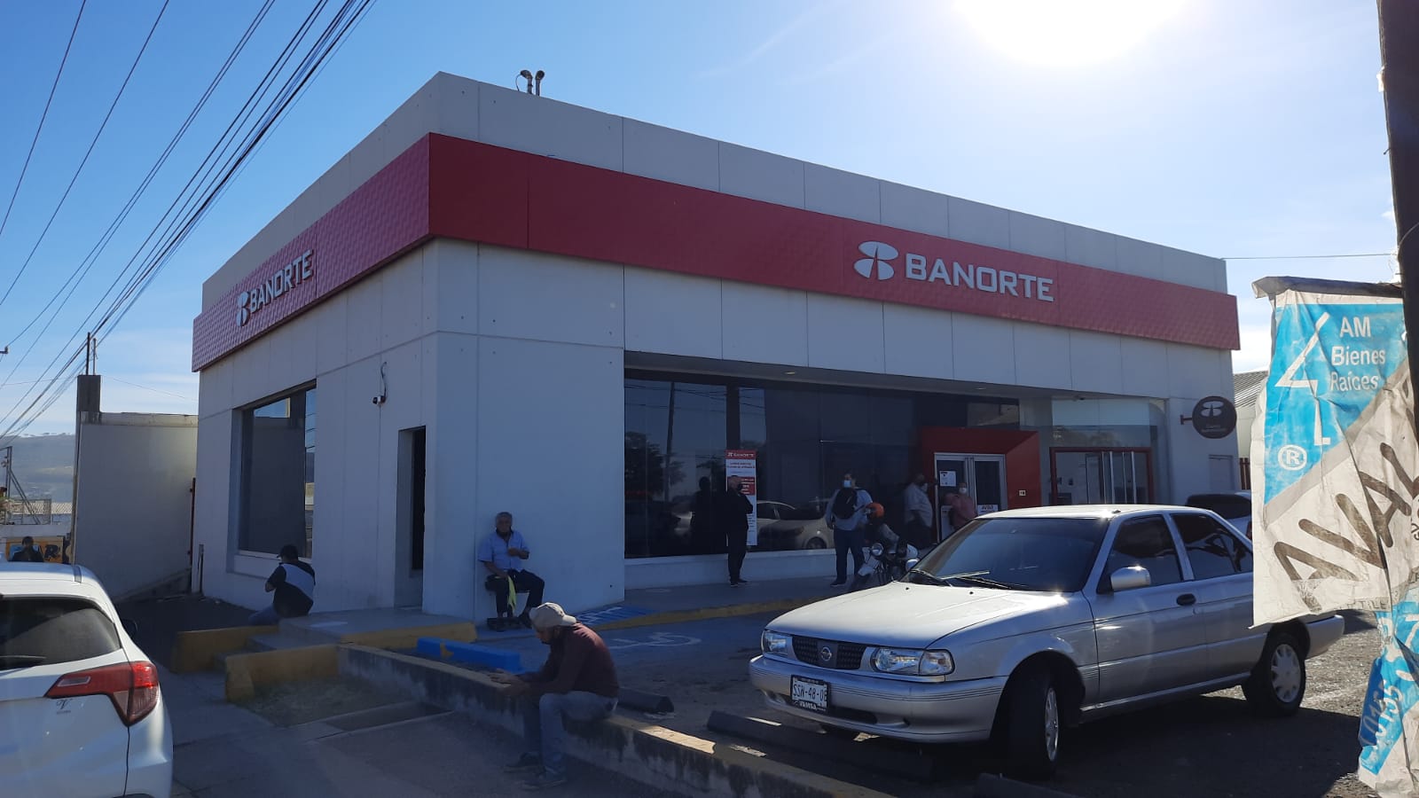 A punta de pistola despojan de medio millón de pesos a empleado afuera de banco en Culiacán
