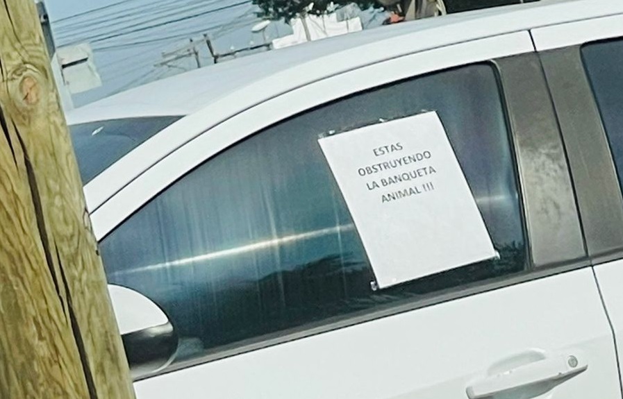 ‘Estás obstruyendo la banqueta, animal’: le colocan recado a automovilista en Mazatlán