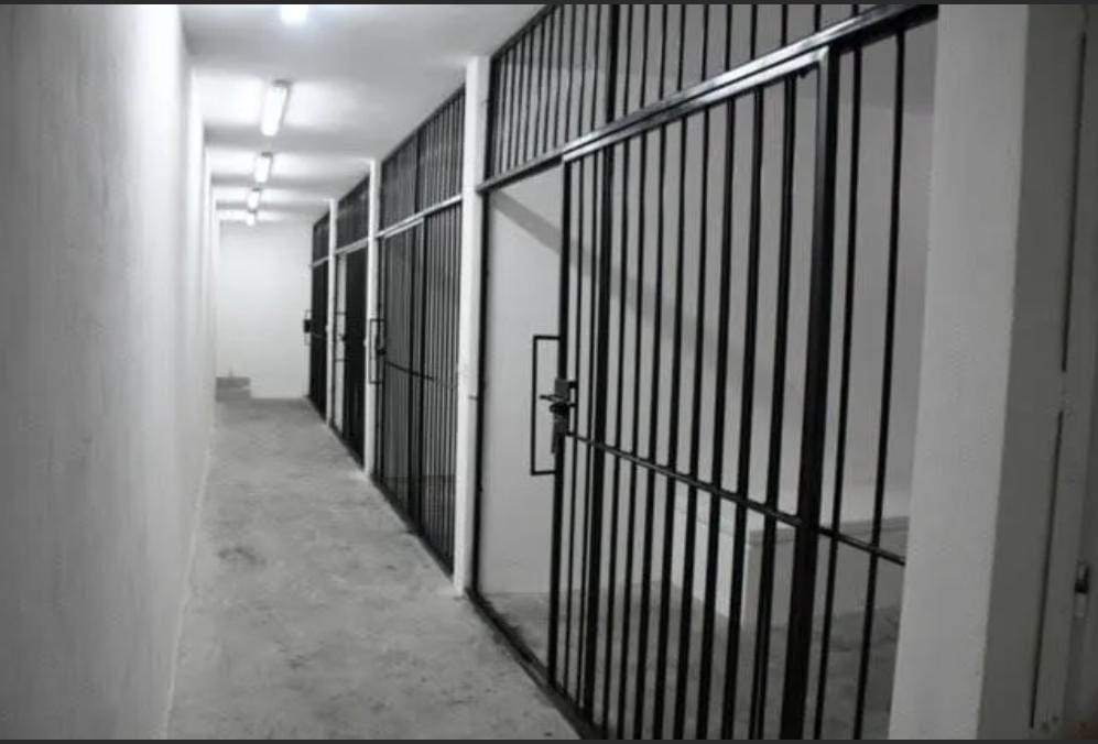 Estaba detenido | Hallan a hombre muerto dentro de las celdas de barandillas en Los Mochis