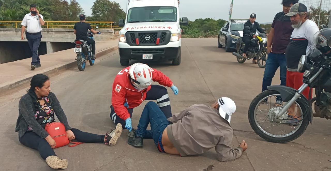 Con fractura expuesta de pierna derecha resulta motociclista durante accidente en Culiacán