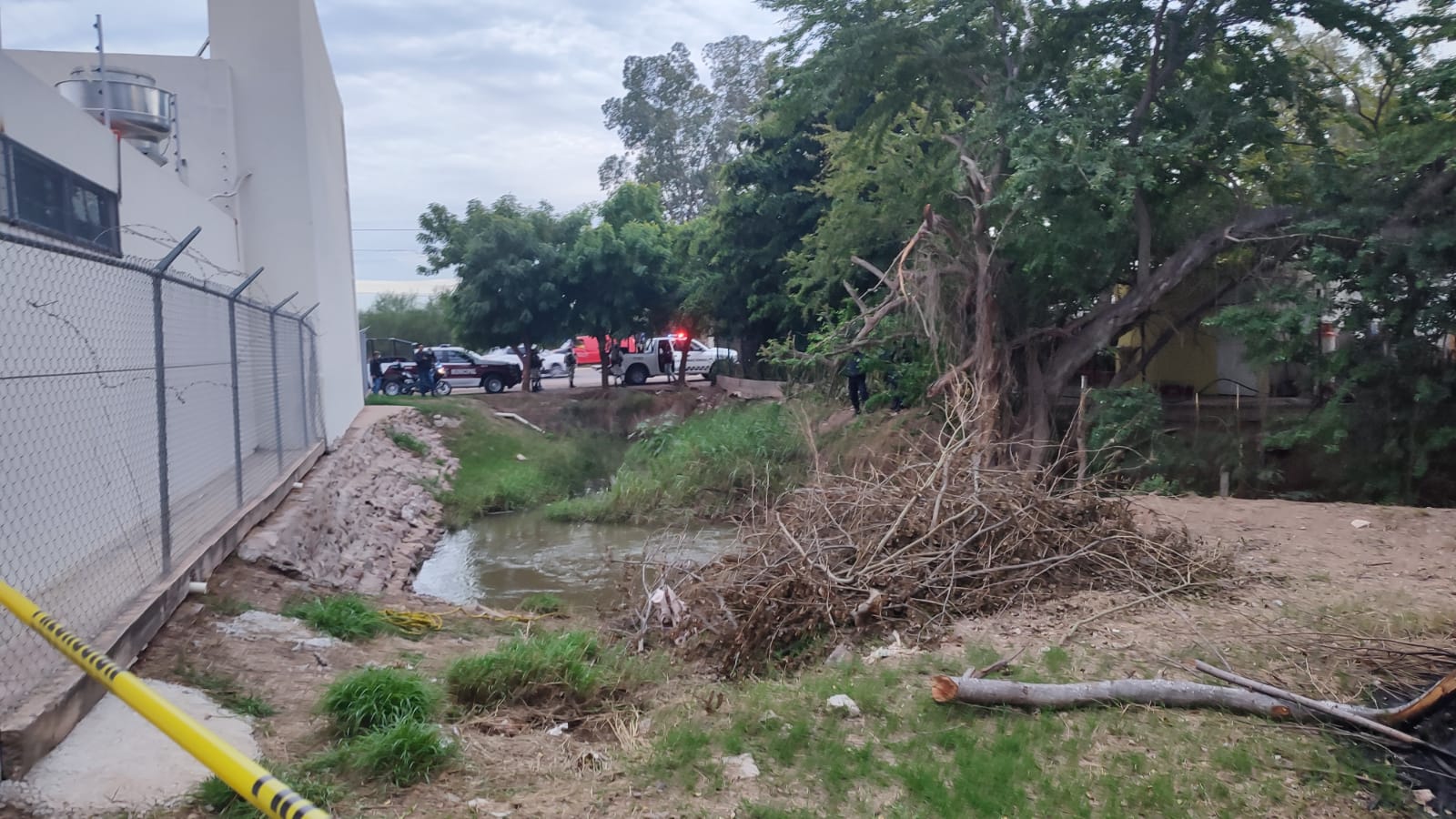 En Los Mochis, flotando y con un golpe en la cabeza, fue localizado una persona sin vida en un canal de la Colonia Las Malvinas