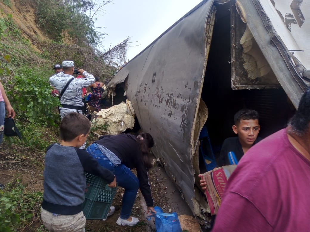 En volcadura rapiñan hasta el último litro de aceite
