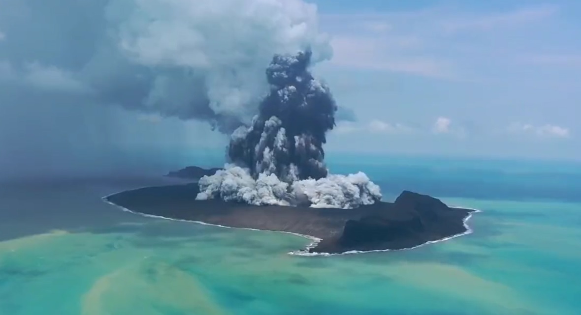 Erupción de volcán submarino provoca la elevación en el nivel del mar en costas mexicanas y tsunamis en el Pacífico (videos)