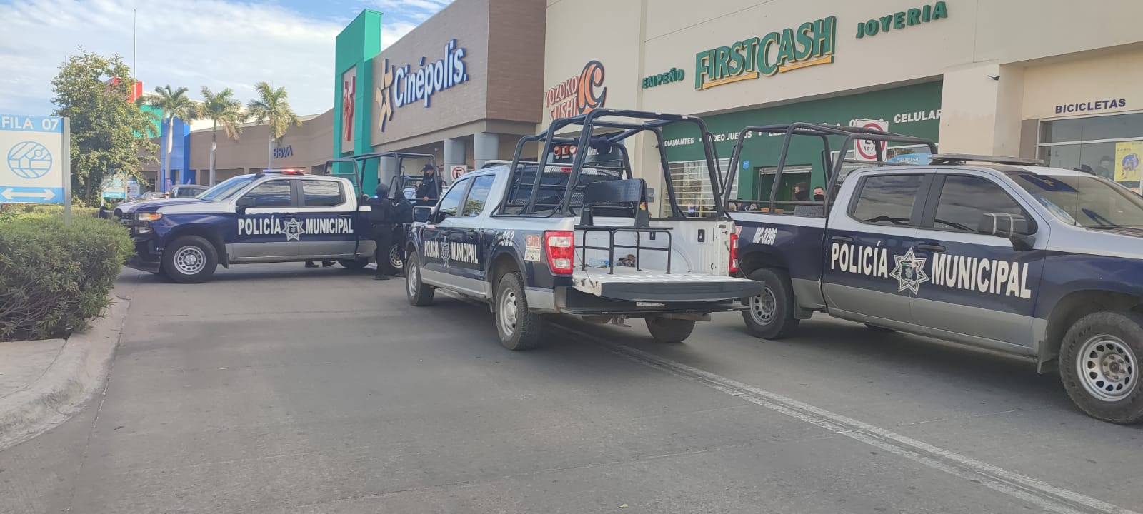 Ladrones le roban maletín a un hombre cuando llegaba al banco, después son detenidos, uno huyó con el dinero