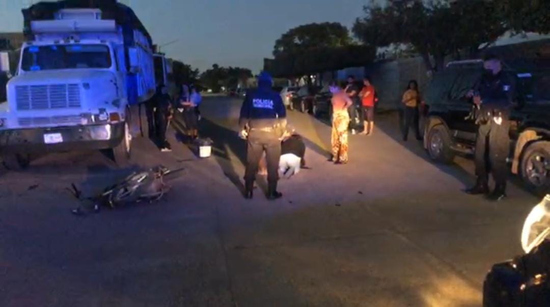 Mujer motociclista en estado de ebriedad queda grave al ser atropellada por una camioneta en Guasave