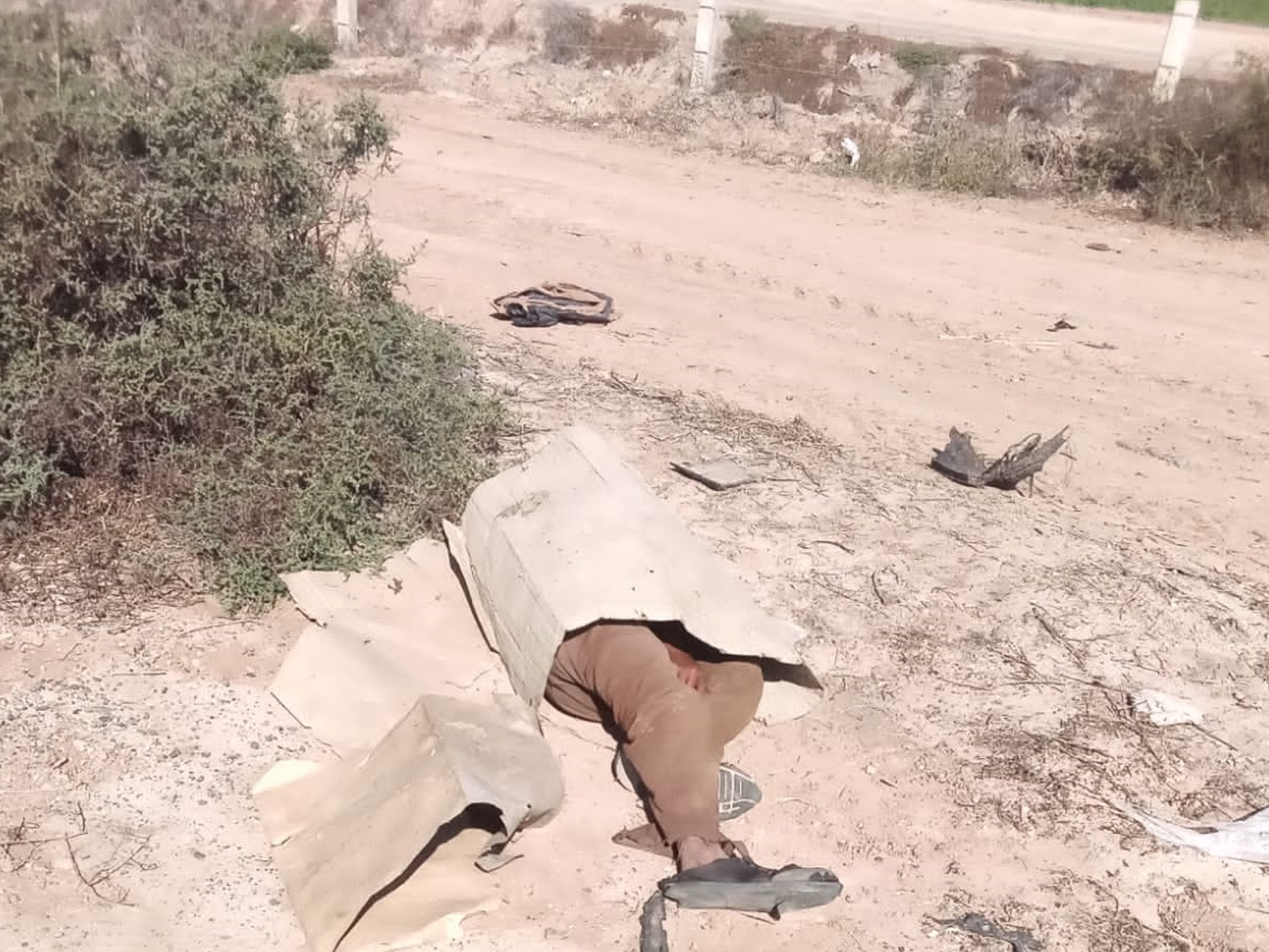Reportan a una persona muerta tirada a la orilla de la México 15; estaba dormido