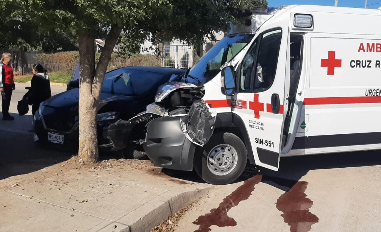 Se accidenta ambulancia de Cruz Roja en La Cruz de Elota
