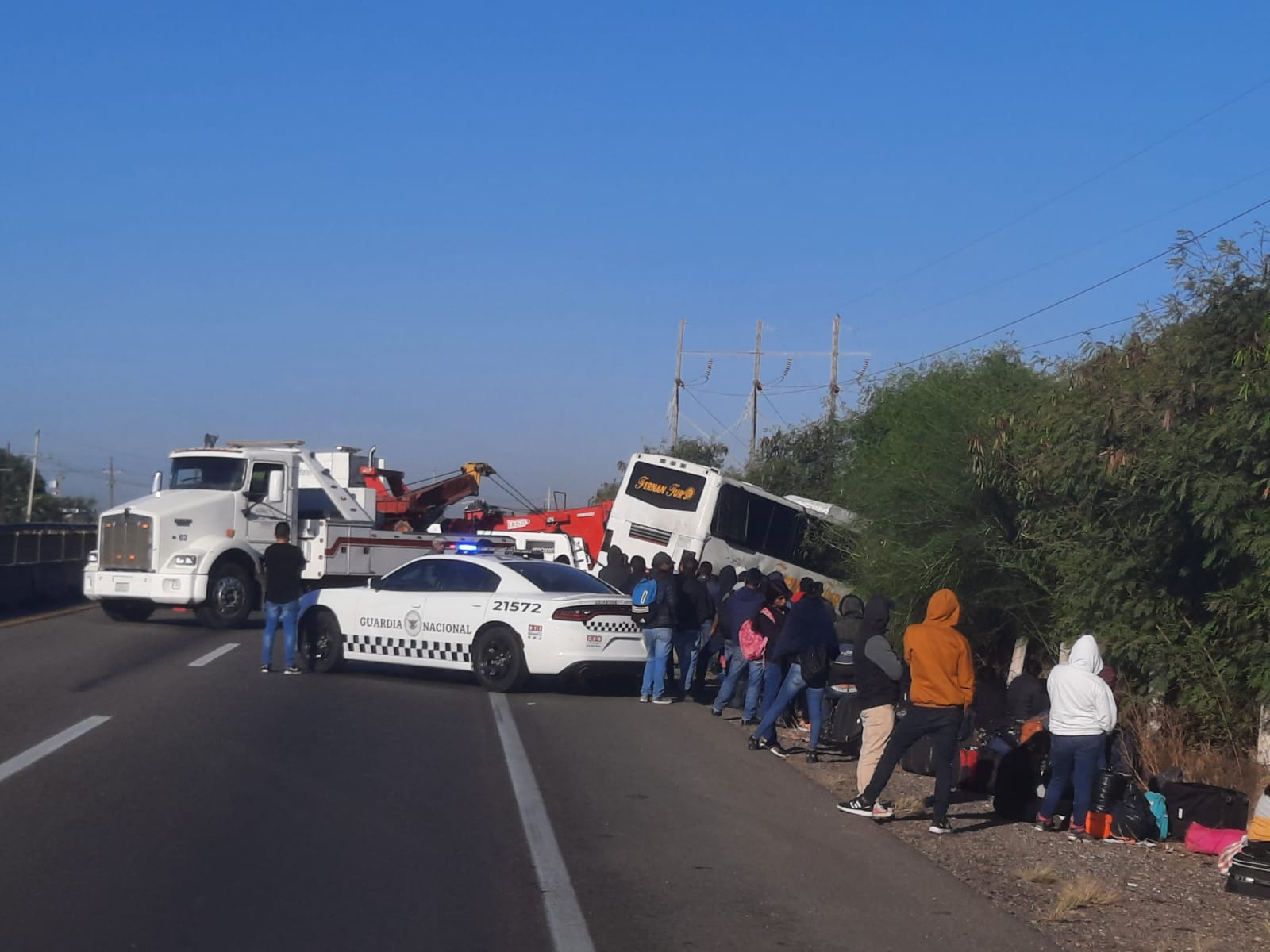 Seis jornaleros resultaron lesionados al volcarse el camión en el que viajaban sobre la México 15 en Guasave