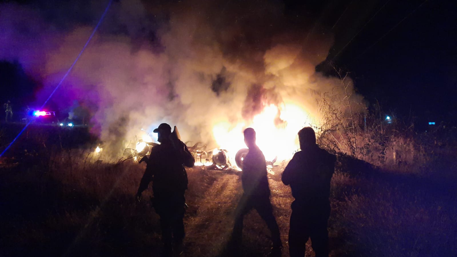 Chofer de un torton muere calcinado durante accidente sobre la carretera México 15 en Culiacán