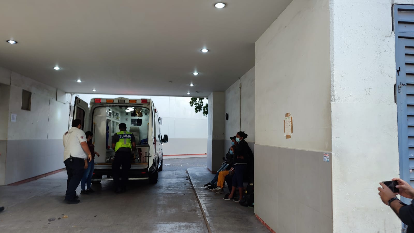 Un menor es ingresado de urgencia al Hospital General de Los Mochis tras explotarle un cuete en el rostro