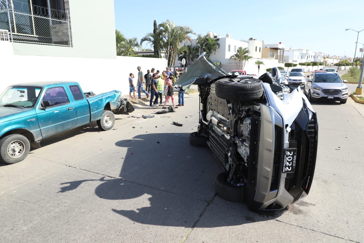 Recién salida de la agencia… vuelca camioneta del año en Mazatlán