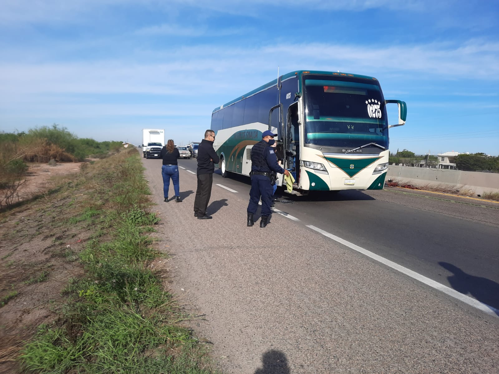 Chofer de autobús, a punto de ocasionar una tragedia tras accidente por la México 15 en Guasave