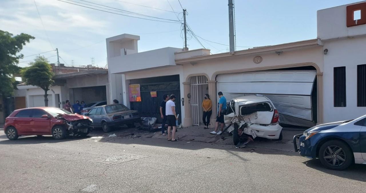 Se ‘brinca’ un alto, choca contra dos vehículos y derriba un portón en Culiacán