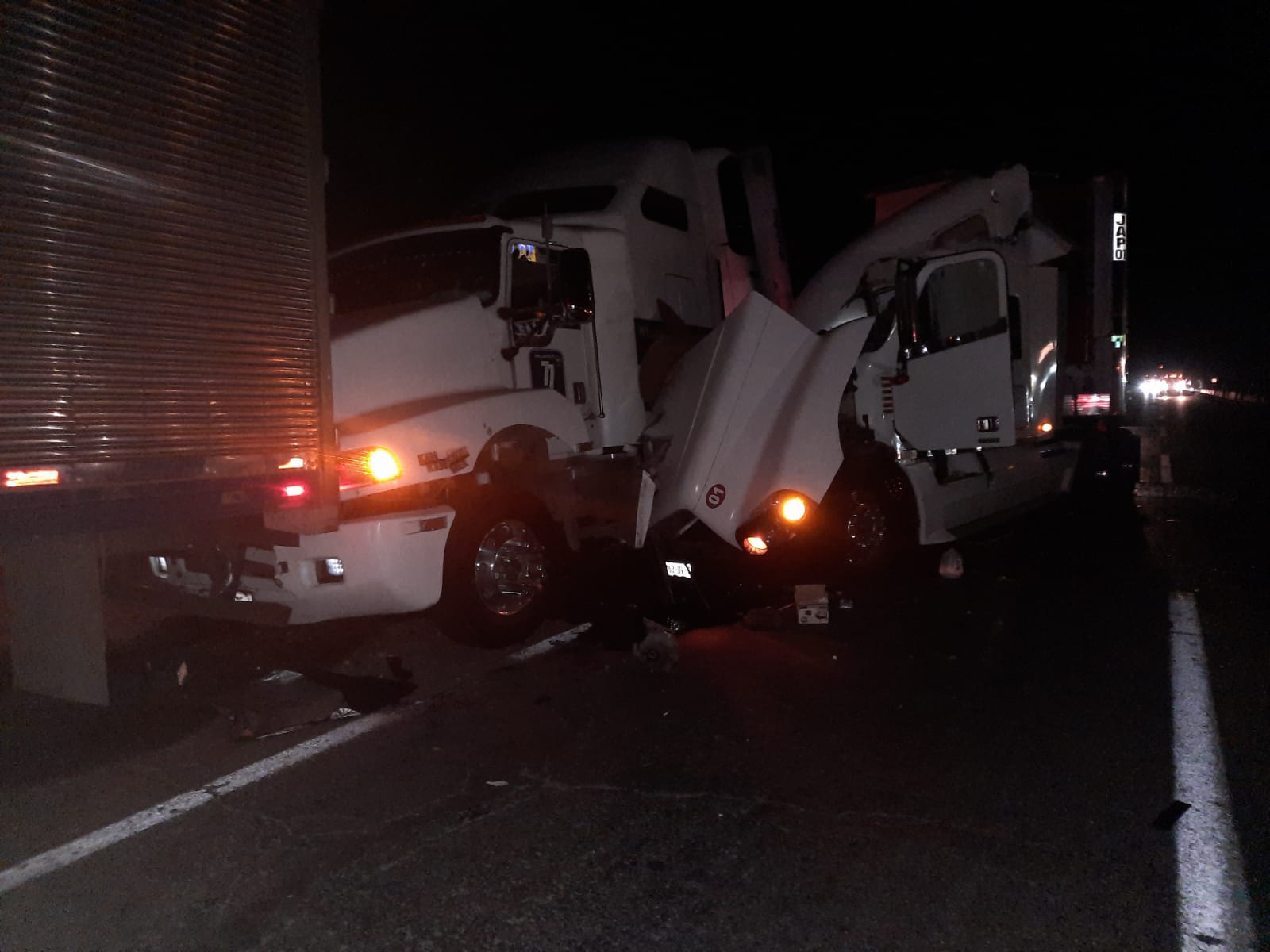 ‘Carambola’ de tres tráileres sobre la México 15 deja fuertes daños materiales