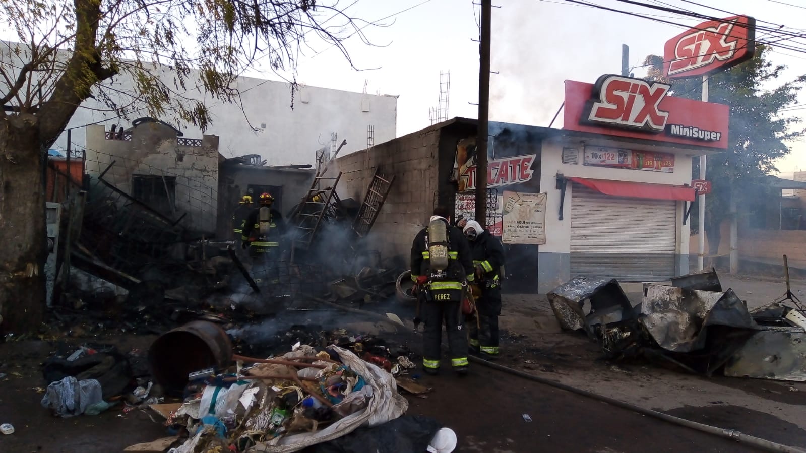 Tarde de incendios| Se quema casa que almacenaba basura, en Culiacán