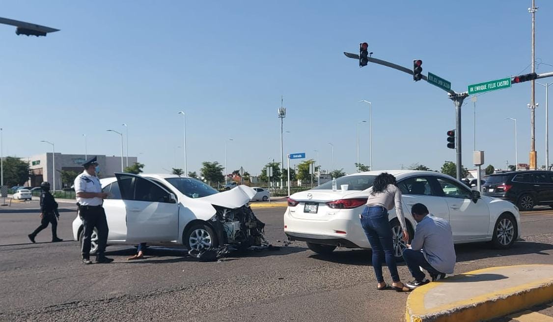 Choque frente a plaza comercial y al norte de Culiacán deja dos personas lesionadas