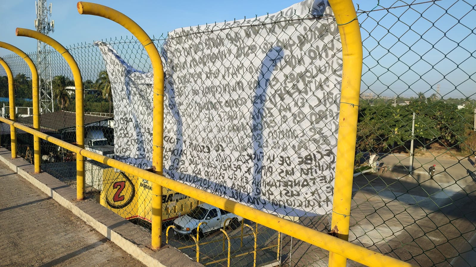 Desconocidos dejan denuncia en manta colgada de un puente en Mazatlán