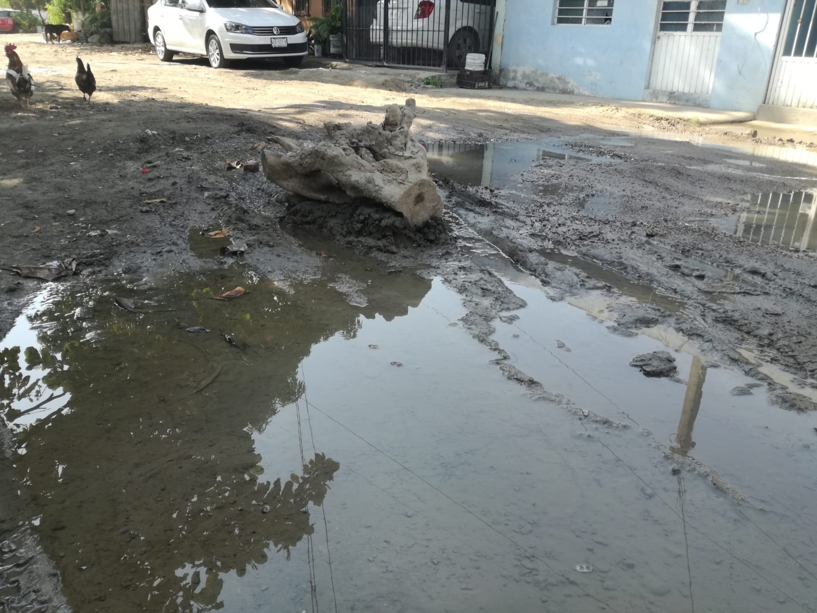 Denuncian vecinos de Compuertas, en Ahome, drenajes tapados; advierten con tomar la carretera