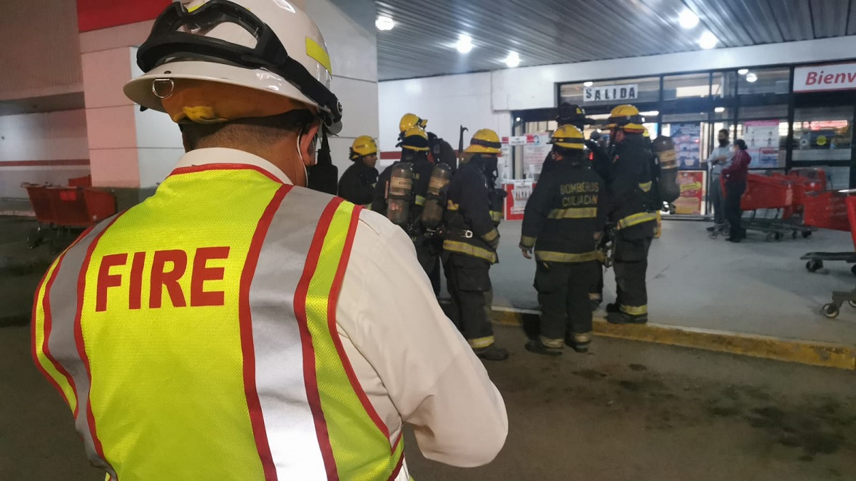 Evacuan a personal y clientes por explosión de gas en tienda de autoservicio