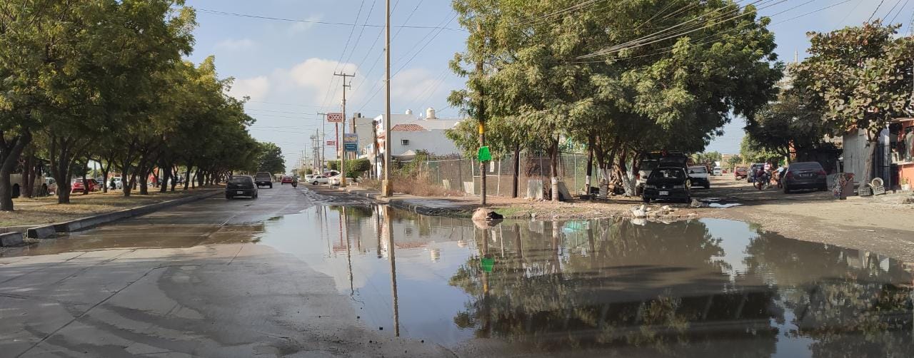 Denuncian fuga de aguas negras en Los Mochis, genera preocupación en vecinos del sector Jiquilpan