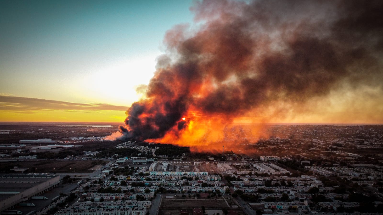 Se incendia almacén de vehículos en desuso y moviliza a todas las autoridades de rescate de Culiacán