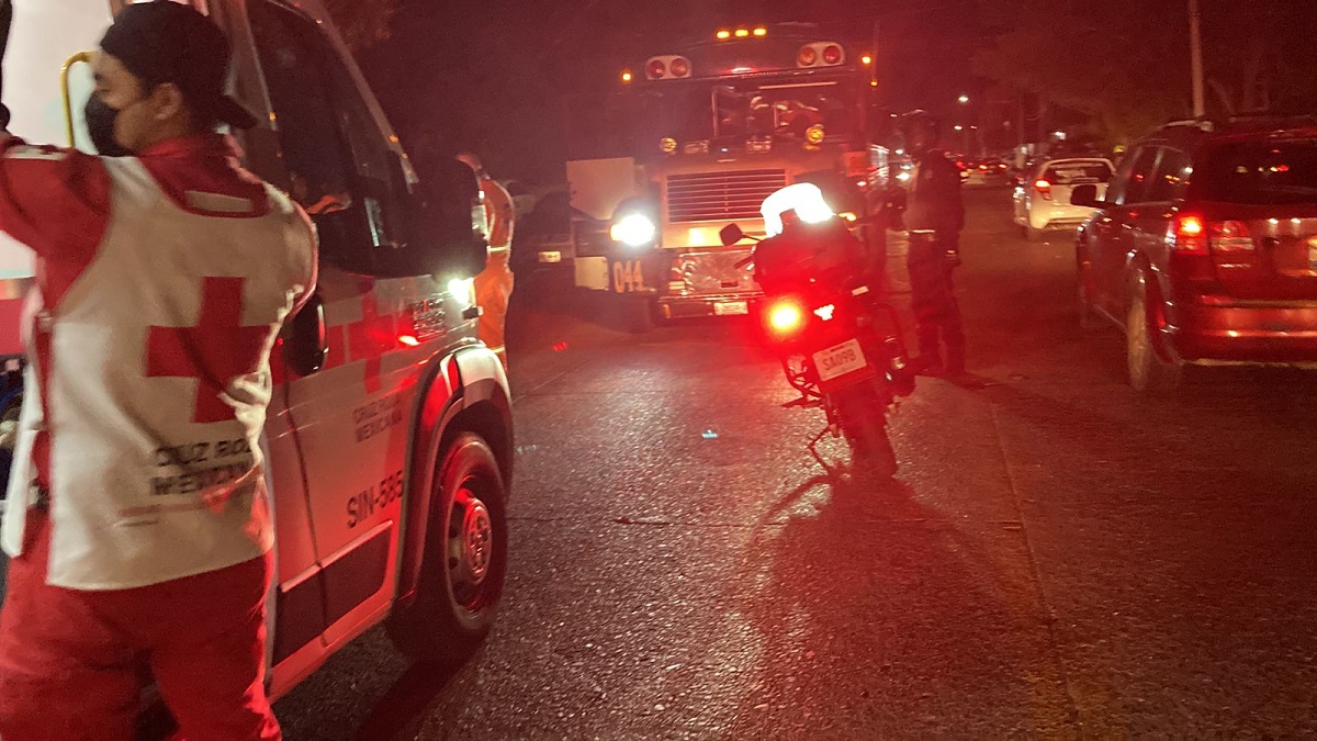 Mujer resulta herida tras ser embestida por camioneta, cerca del ingenio azucarero de Los Mochis