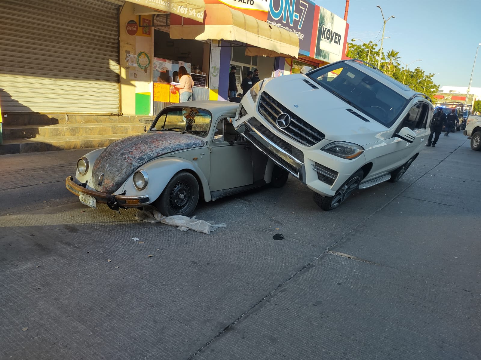 Se registra aparatoso accidente tipo carambola en Valle Alto, en Culiacán