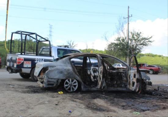 Despojan Versa y encierran a familia en su vivienda; después aparece quemado el automóvil